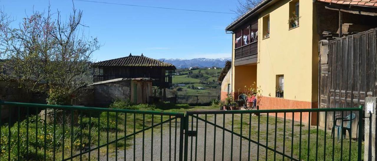 Una casería de Pando, con el Aramo al fondo.