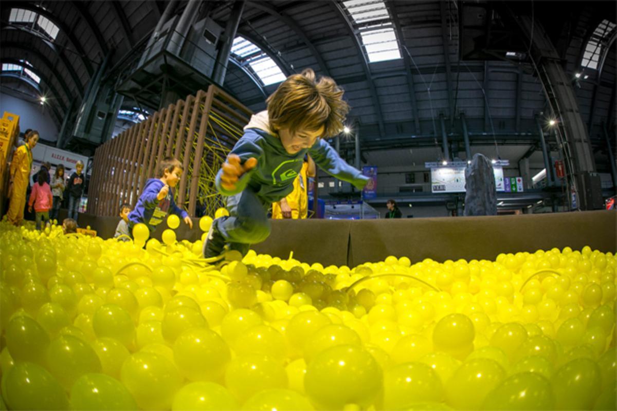 Nens jugant al Festival de la Infància de Barcelona (fins al 4 de gener).