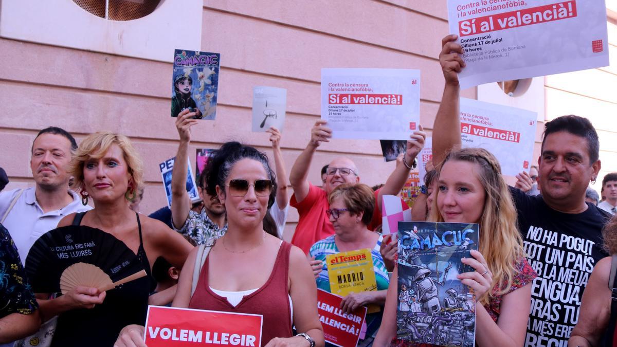 Concentració de protesta a favor del valencià davant la biblioteca municipal de Borriana