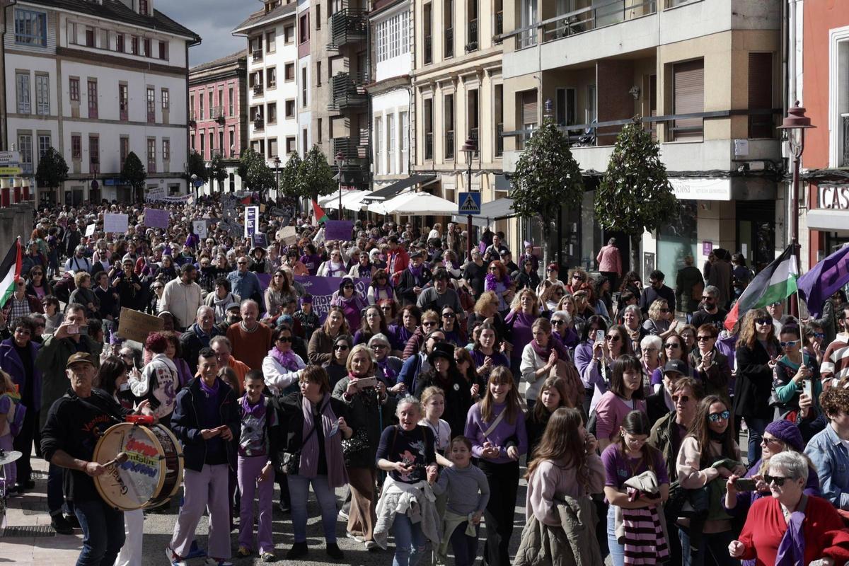 EN IMÁGENES: Un multitudinario y diverso 8M desborda las calles de Villaviciosa y celebra a la mujer rural
