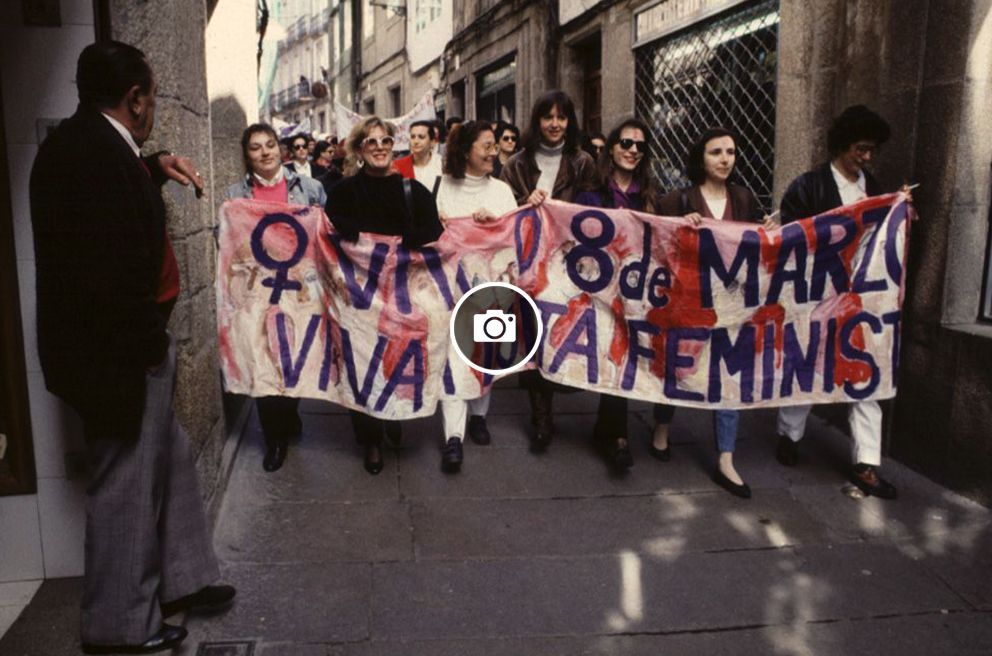 Manifestantes en Santiago de Compostela el 8M en 1992