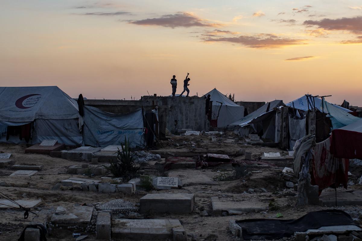 Un grupo de desplazados palestinos junto a sus tiendas de campaña ubicadas en el campo de refugiados de Khan Yunis, al sur de la Franja de Gaza.