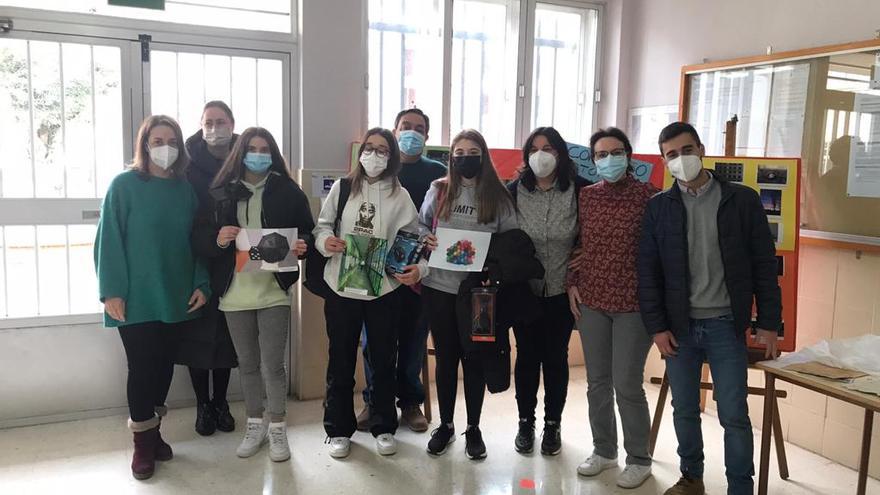 Las alumnas premiadas con los profesores del Departamento de Matemáticas.