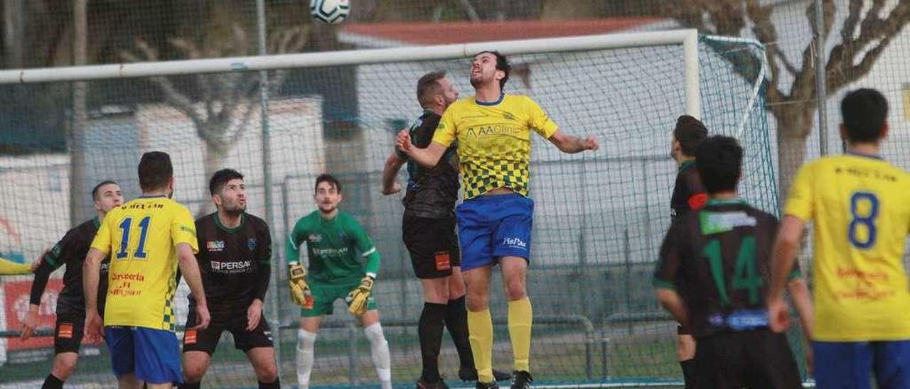 Jugadores del Polígono y Barbadás, durante el derbi que les enfrentó el 1 de diciembre en el campo Antonio González Blanco. // Iñaki Osorio