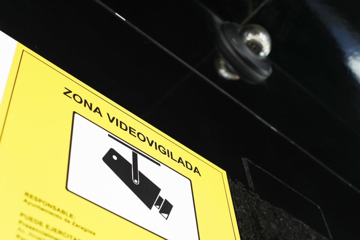 Cámara y cartel informativo en una parada del tranvía de Zaragoza.