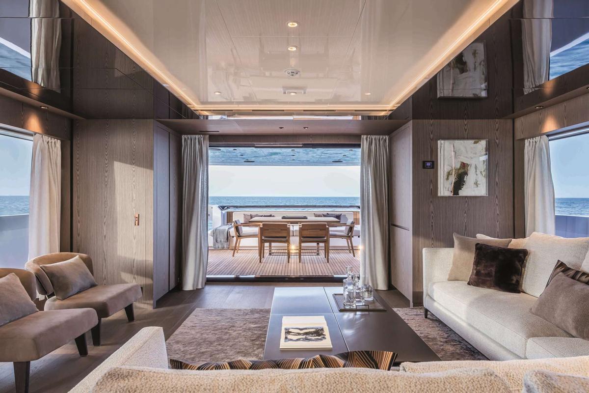 Imágenes de un yate de lujo Saetta 106 construído por Custom Line