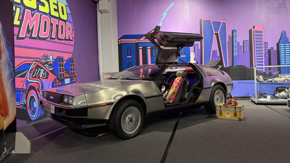 El DeLorean DMC-12, convertido en icono universal gracias a la película y uno de los grandes reclamos para el público.