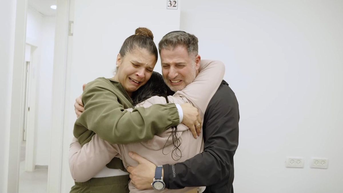 Las familias de las cuatro soldado israelis siguen en directo el momento de su liberación