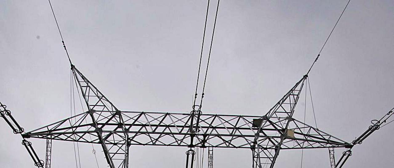 Torre eléctrica en la Costera, con Montesa al fondo | PERALES IBORRA