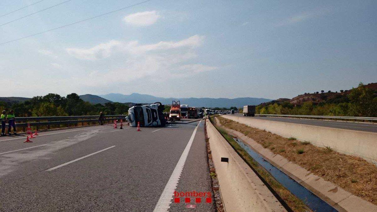 Un camió bolca i vessa 16 tones de greix animal a l&#039;AP-7 a Biure