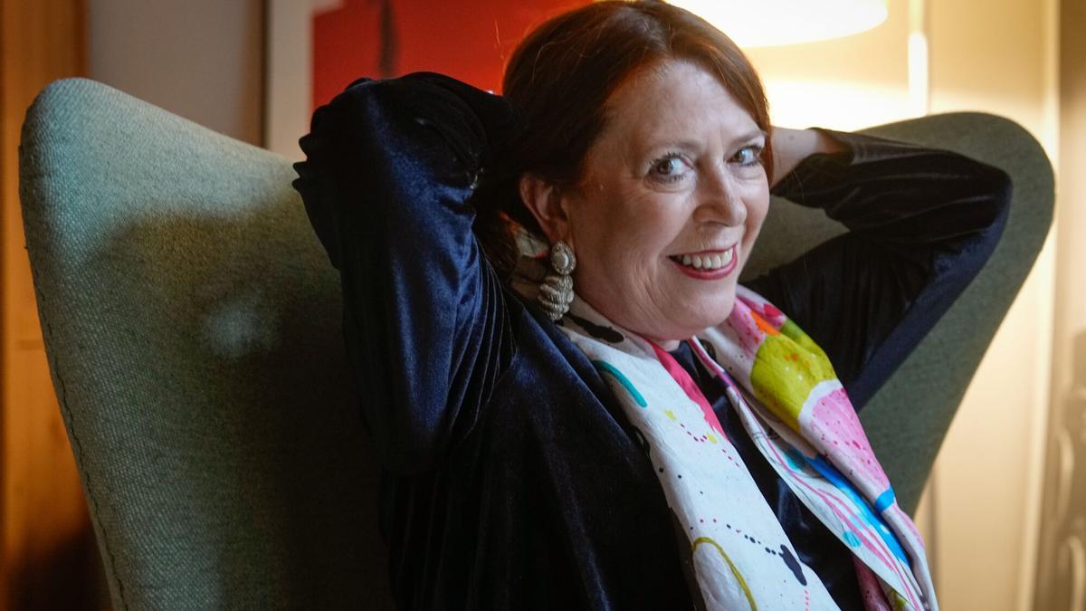 La historiadora y escritora asturiana Pilar Sánchez Vicente, posa tras ganar este miércoles el VIII Premio Edhasa de Narrativas Históricas, dotado con 10.000 euros, con la novela 'El cantar del Norte.