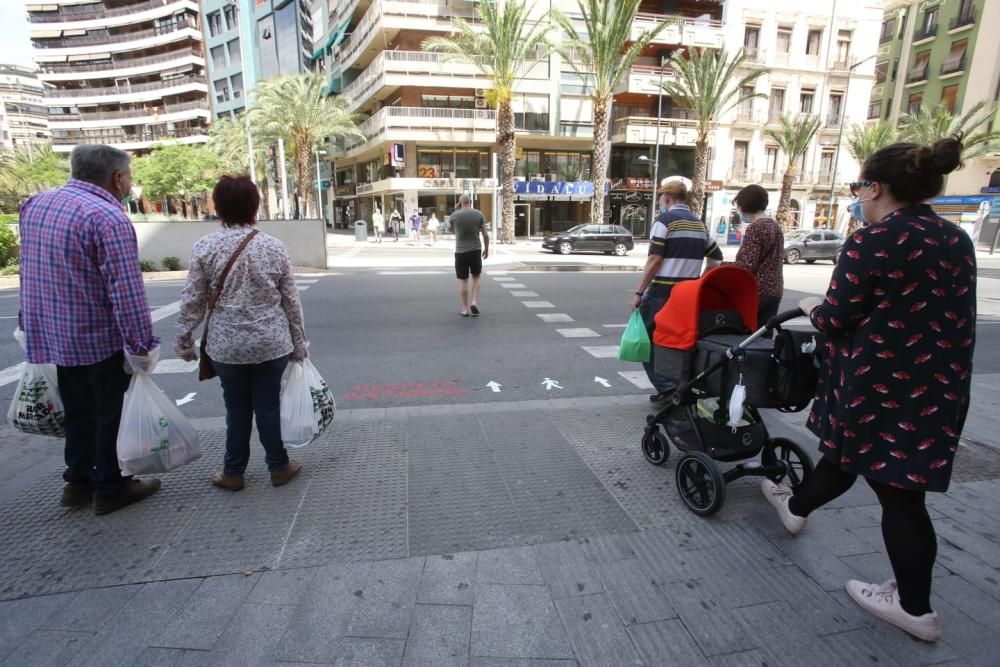 Alicante señaliza los dos sentidos de circulación en los pasos de peatones