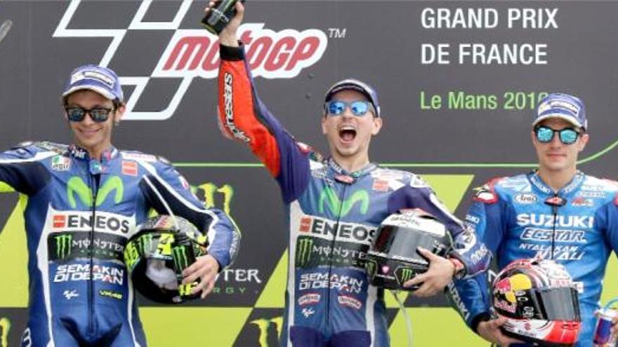 El podi de MotoGP ahir al Gran Premi de França, al circuit de Le Mans, on el gironí Maverick Viñales (a la dreta) va aconseguir el seu primer podi a la categoria reina del motociclisme mundial.