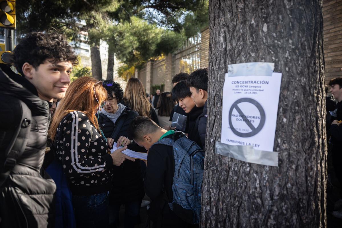 En imágenes | Nueva protesta en el IES Goya contra el profesor condenado por maltrato En imágenes | Nueva protesta en el IES Goya contra el profesor condenado por maltrato