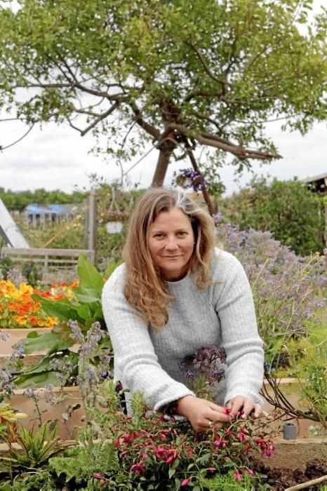 In ihrem Garten bei Sencelles züchtet Heide Göbel wilde Kräuter, Gemüse sowie Zierpflanzen mit Blüten, die nicht nur essbar sind, sondern richtig gut schmecken.