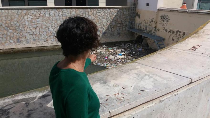 Basura acumulada en la entrada a la acequia de Callosa, en el río Segura en Orihuela