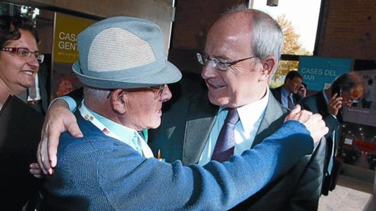 Montilla saluda a un participante en el Congrés de la Gent Gran, en Cornellà.