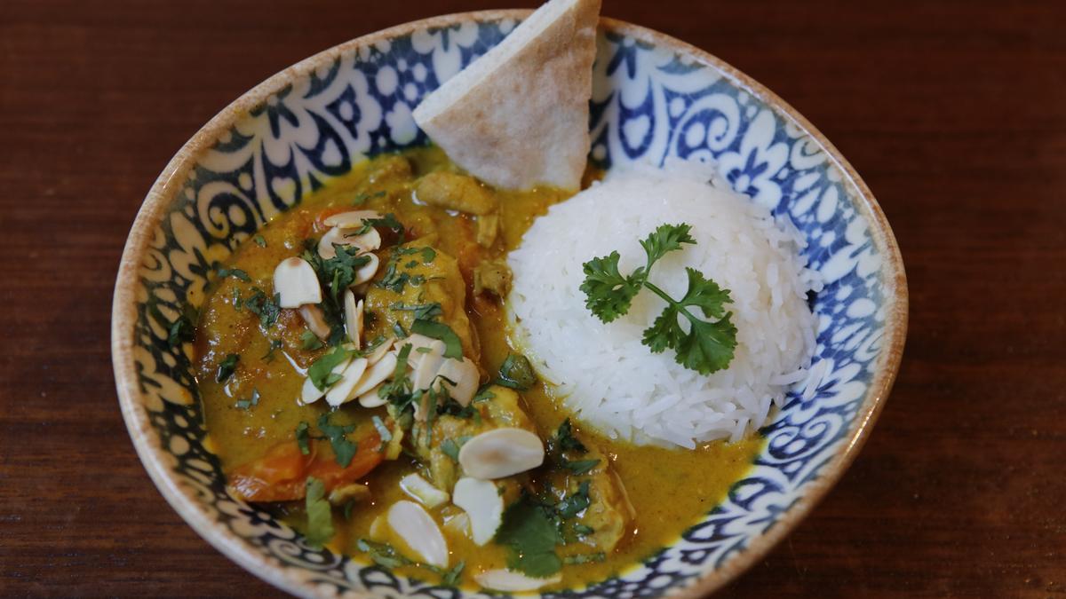 Curry mit Huhn, Mandeln und Jasminreis