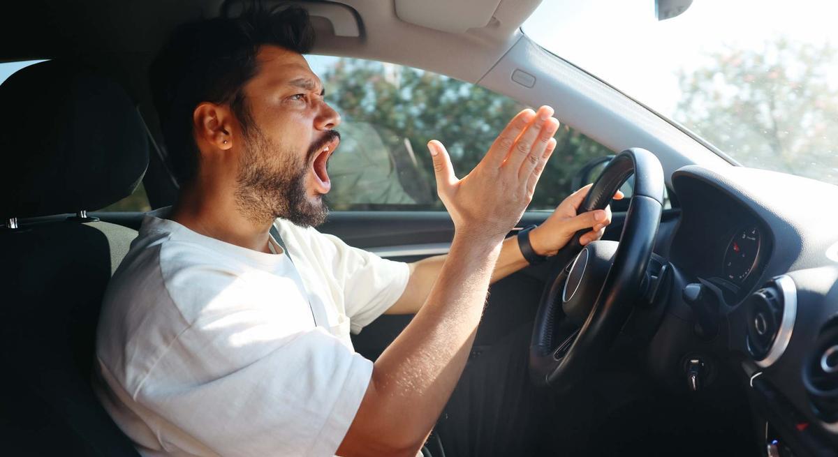 Un conductor se pone nervioso al no poder adelantar al coche que tiene delante.