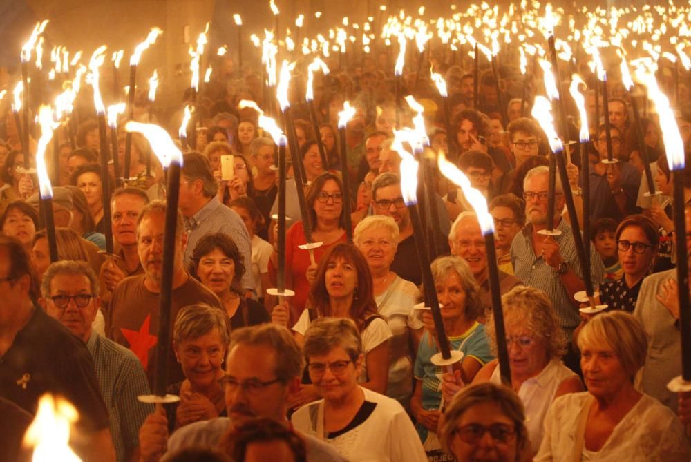 Marxa de torxes a Girona per commemorar el segon aniversari del referèndum de l'1-O