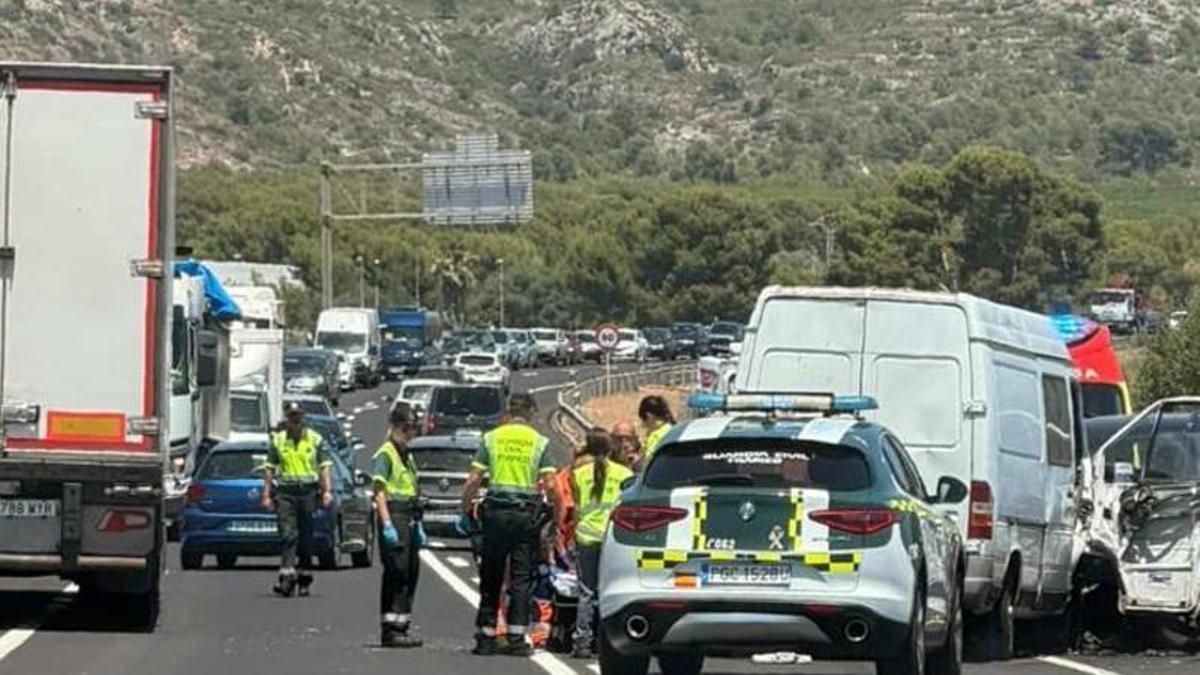 Tres heridos graves en una colisión frontal en la N-340 en Castelló