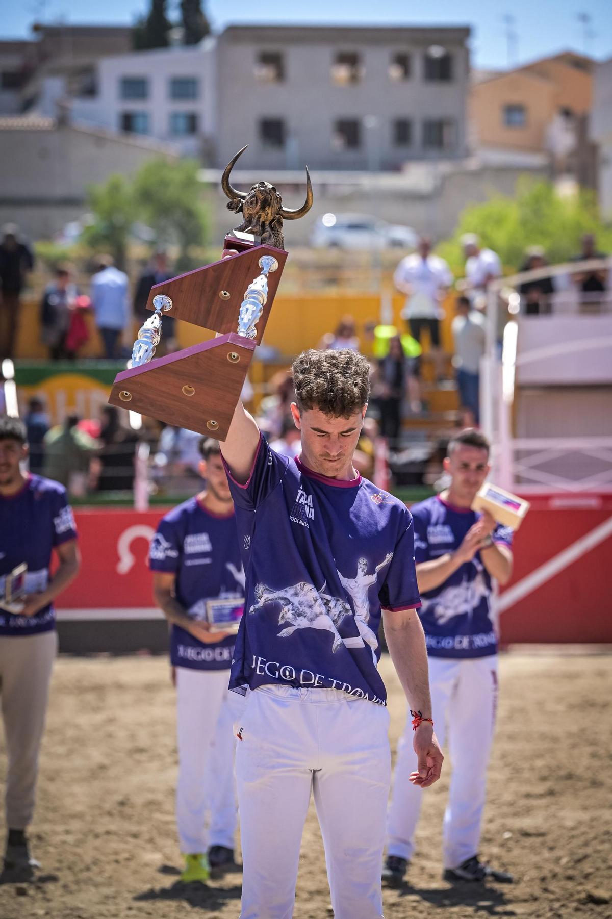 Lucas Fernández con el trofeo de primer clasificado del segundo concurso de recortadores 'Juego de Tronos' de la Pascua Taurina.