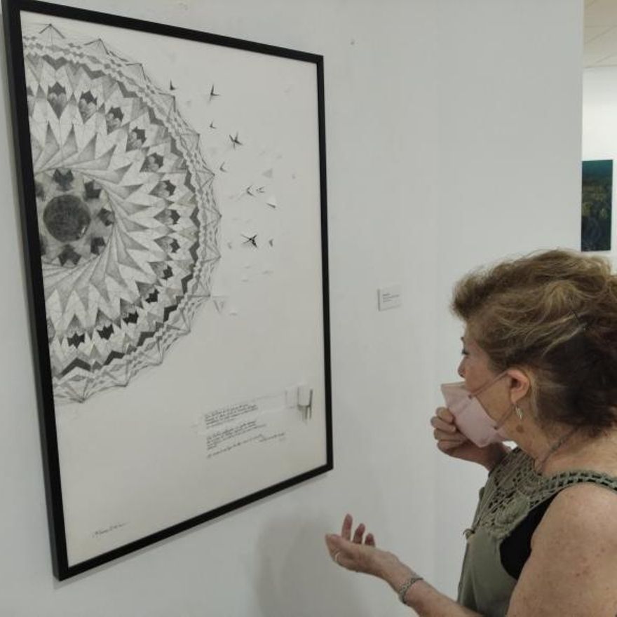 La artista lee uno de los poemas que acompañan algunas de sus obras