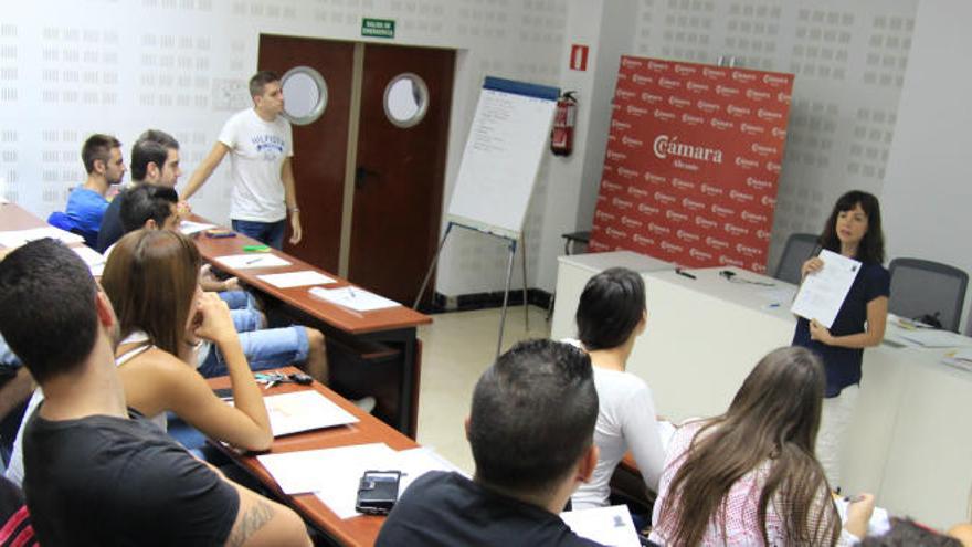 Una de las sesiones de orientación para jóvenes desempleados de la Cámara.