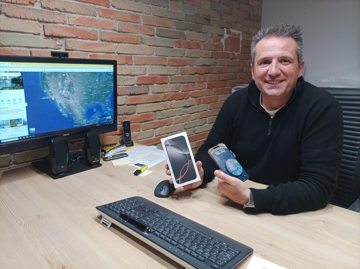 Jordi Gich, en el seu despatx de Figueres, amb el mòbil recuperat, del qual encara conserva la caixa original.