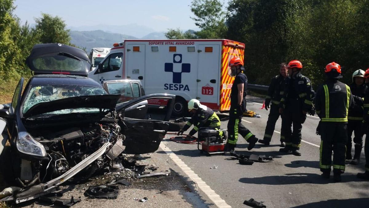 Uno de los vehículos involucrados en el accidente. A la derecha, arriba, un guardia civil regula el tráfico tras el choque, y, debajo, la zona donde se produjo el atropello en Aller. | SEPA / M. Á. G. / L. C.