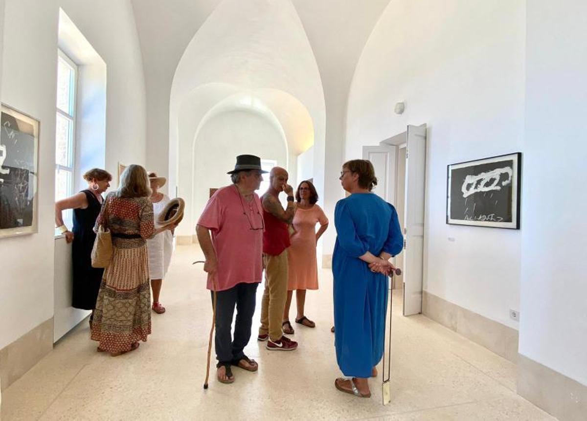 Artistas y curiosos en una de las salas. | PILAR ALDEA