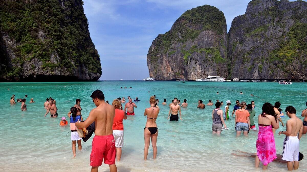Turistas en la playa de Maya Bay, en Tailandia.
