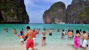 Turistas en la playa de Maya Bay, en Tailandia.