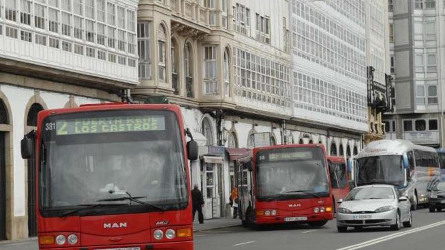 Dos autobuses urbanos salen de Puerta Real. / fran martínez