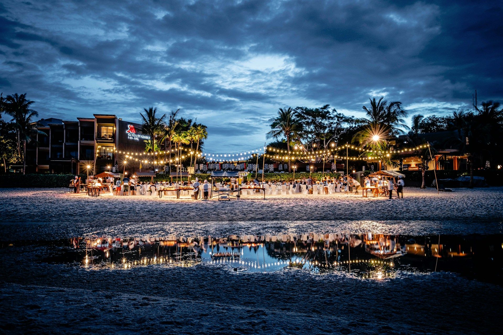 Una fiesta en la playa al atardecer