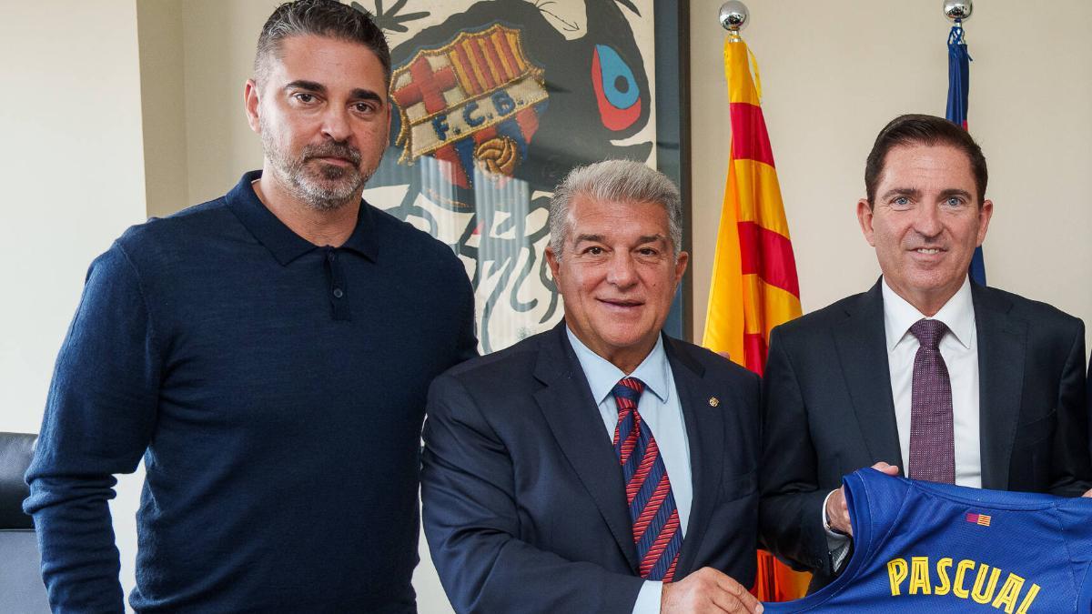Xavi Pascual, el día de su firma junto a Navarro y a Laporta