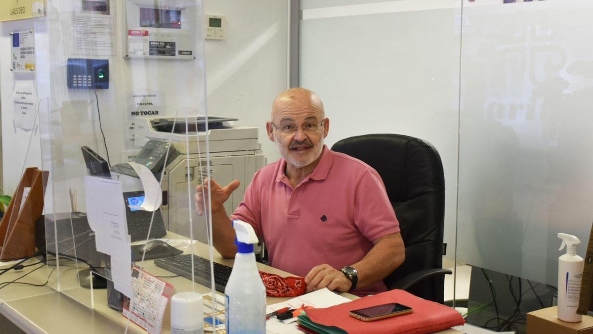 José Juan Cardona, en su puesto de trabajo en las oficinas de Cáritas.