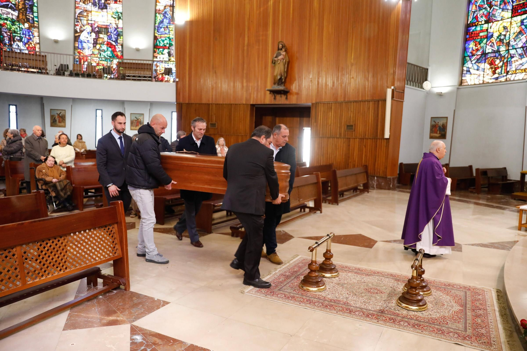 EN IMÁGENES: Funeral de Carmen Villalvilla, histórica directora del colegio Dolores Medio, en la iglesia ovetense de San Francisco de Asís