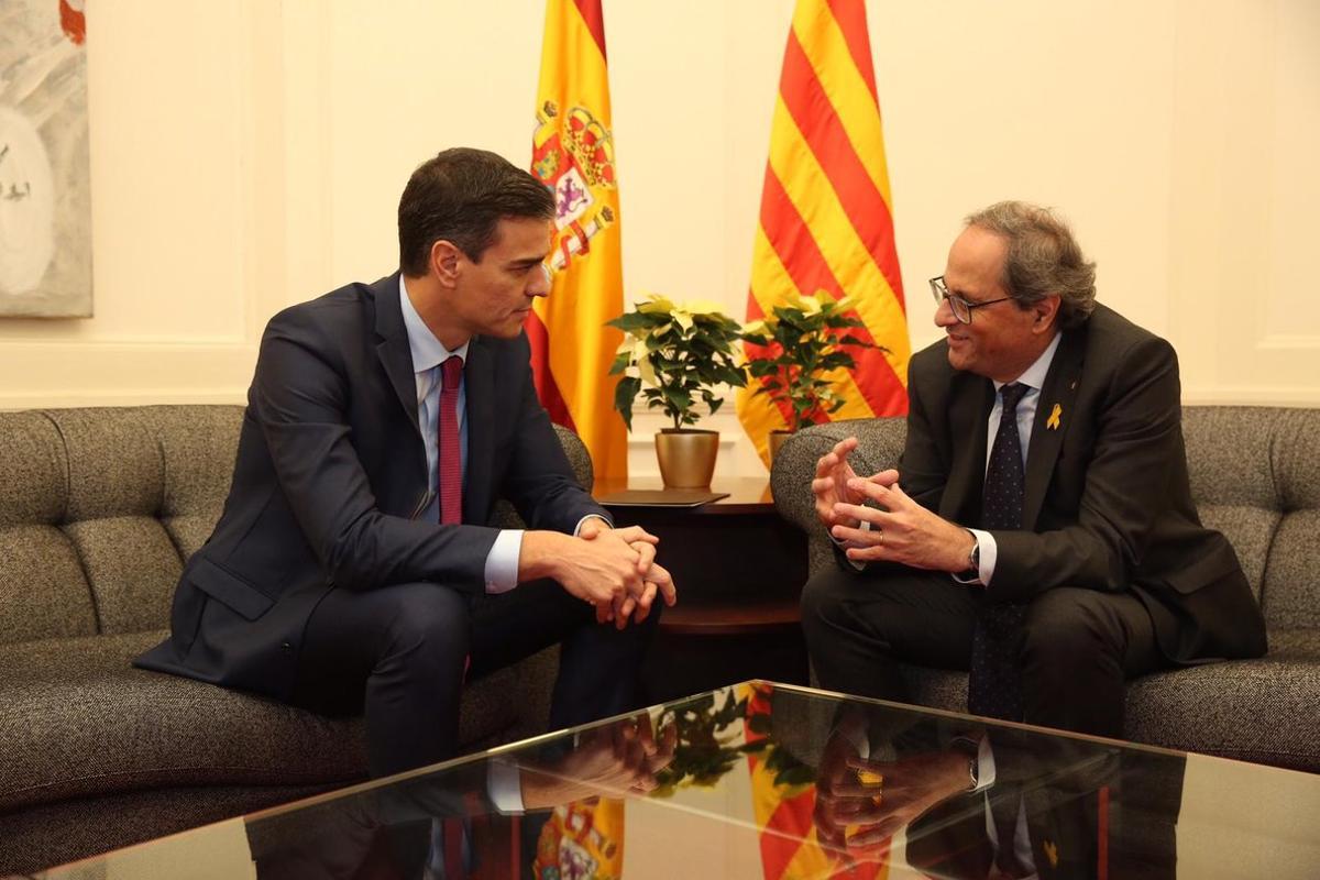 Al inicio de la reunión entre los presidentes del Gobierno y de la Generalitat, había dos flores de Pascua amarillas en la mesita de detrás. Al inicio de la reunión entre los presidentes del Gobierno y de la Generalitat, había dos flores de Pascua amarillas en la mesita de detrás.