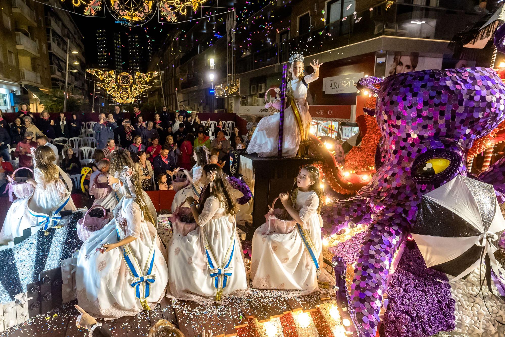 Desfile de carrozas y castillo de fuegos para despedir las Fiestas de Benidorm