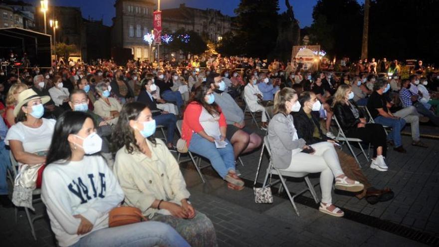Cientos de espectadores siguieron el espectáculo en la plaza de España.   | // RAFA VÁZQUEZ