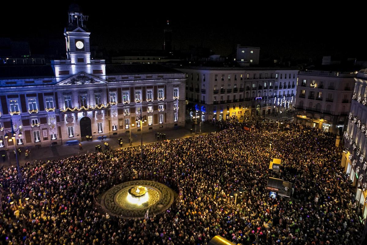 El reloj de la Puerta del Sol da la bienvenida al nuevo año en una celebración que concentró a miles de personas en la popular plaza madrileña.