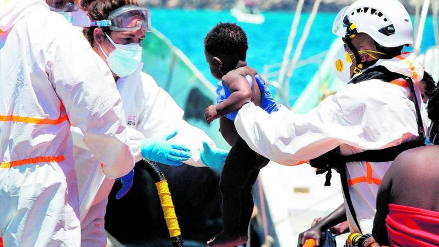 Nueve niños de la última patera llegada a Canarias siguen en el hospital