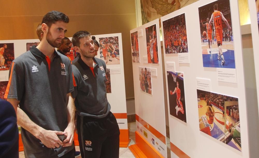 Todas la imágenes de la inauguración de la exposición '30 años de Valencia Basket'