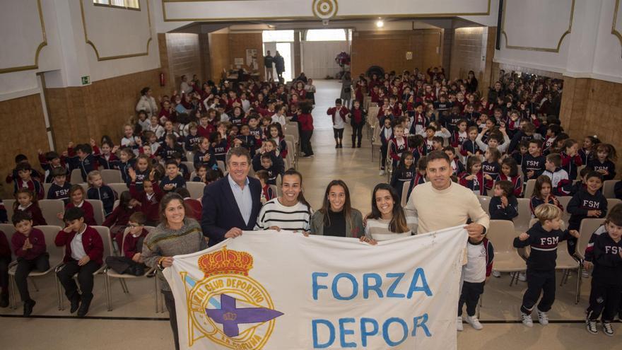 Jugadores del Dépor Abanca visitan el Hogar de Santa Margarita