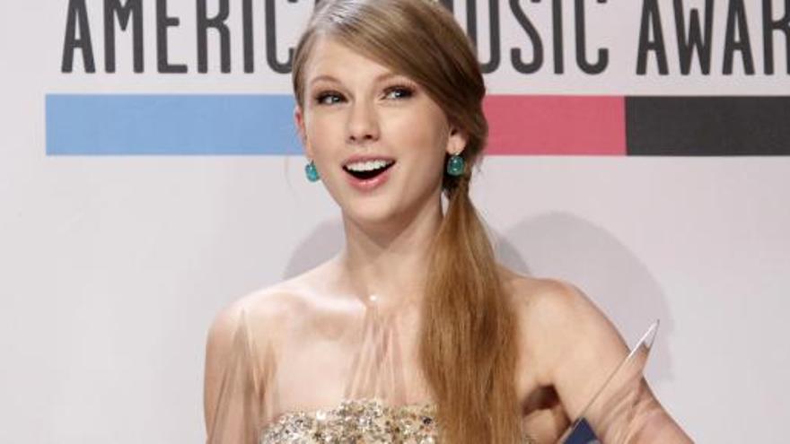 La cantante Taylor Swift recibe uno de sus tres galardones.