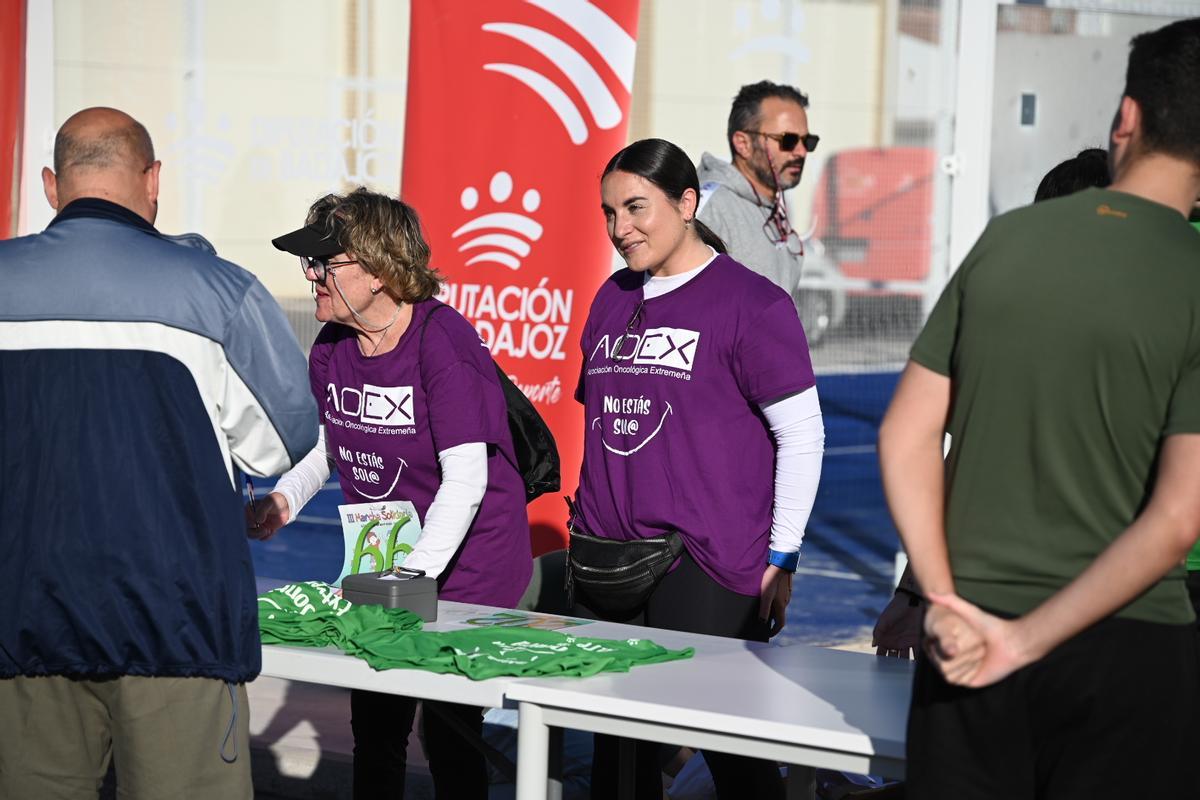 Los voluntarios de AOEX coordinaron la marcha.