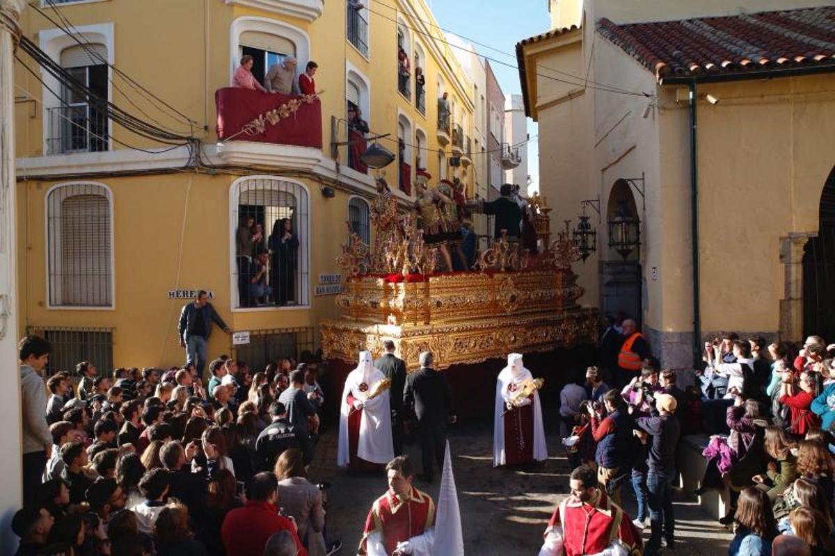 Una tarde primaveral envuelve a las cofradías el Lunes Santo