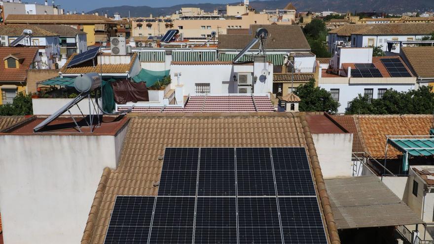 El Ayuntamiento autoriza la instalación de placas solares en Capitulares en pleno debate sobre su uso en el casco