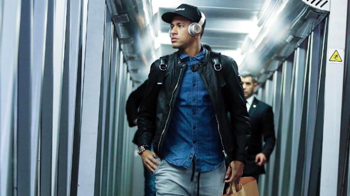 Neymar se 'desnuda' para sus seguidores